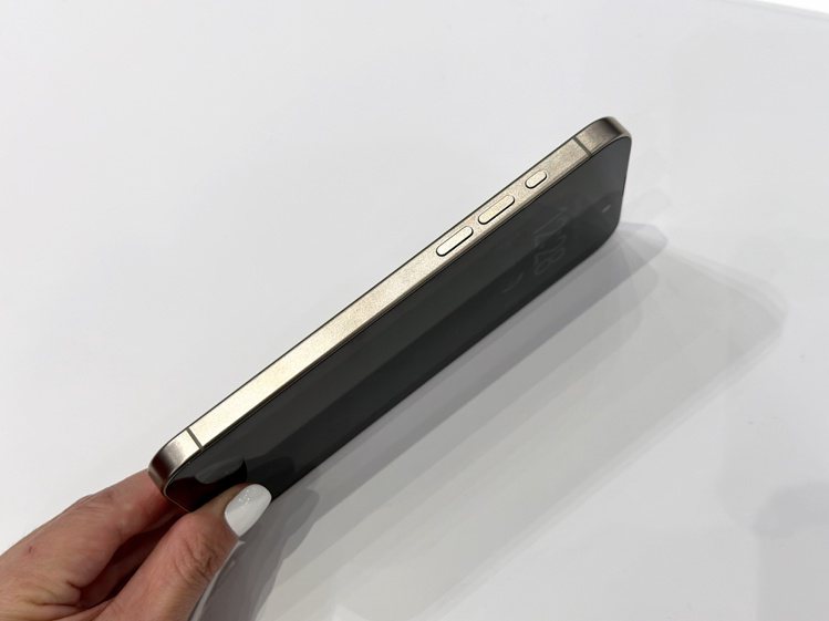 iPhone 15 Pro系列的鈦金屬邊框，擁有全新刷紋紋理、弧形邊緣設計。記者黃筱晴／攝影