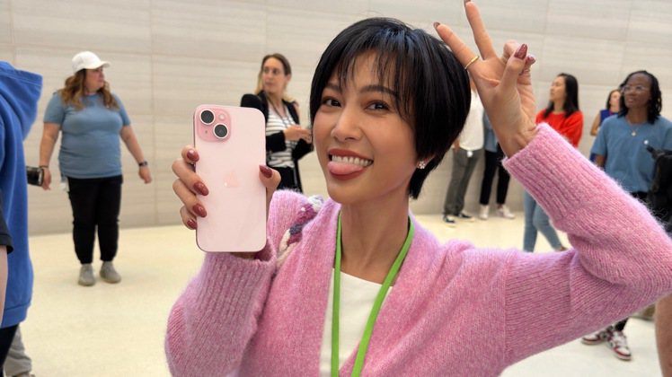 莫莉在發表會前一晚精準預測此次iPhone新機特殊色就是粉紅色。圖／莫莉（@molly_chiang）提供