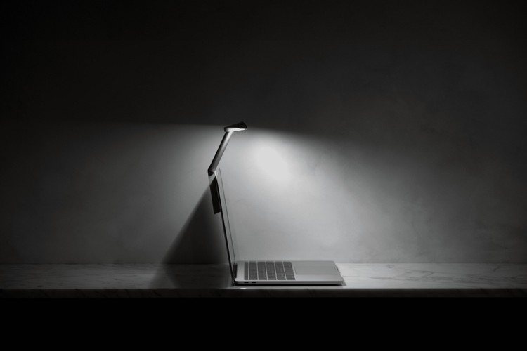 BenQ LaptopBar獨家專利3D環繞光，提供最舒適的照明。圖／BenQ提供