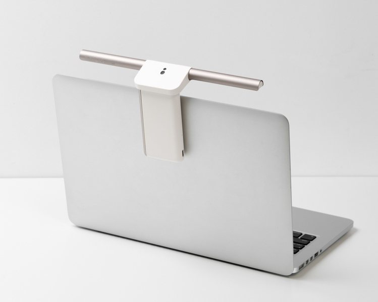 BenQ LaptopBar筆電燈一秒吸附，兼容各種筆電邊框厚薄度及材質。圖／BenQ提供