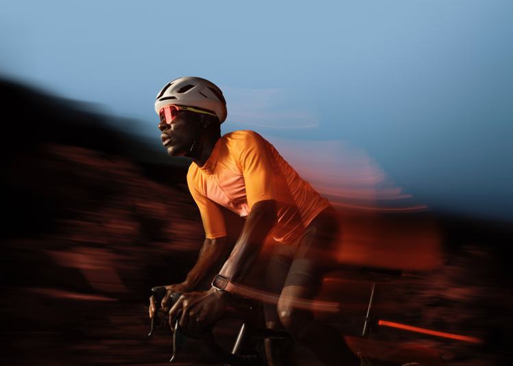 自行車騎士可使用藍牙連接功率計、速度感測器和踏頻感測器。圖／蘋果提供