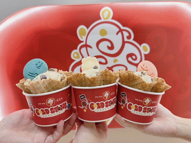 7-ELEVEN超過260間酷聖石複合店與珍煮丹聯名推出「黑糖QQ牛奶冰淇淋」，可以10元加購hahababy「點點好朋友造型餅乾」（共3款，隨機出貨）。圖／7-ELEVEN提供