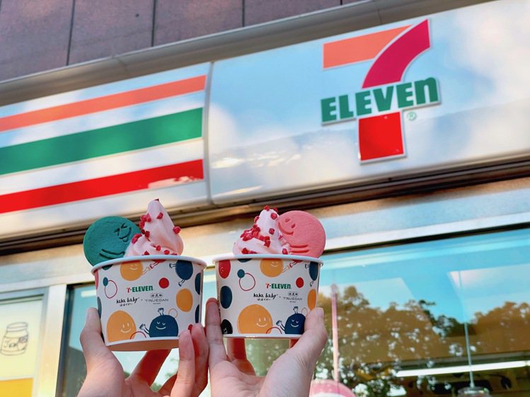 7-ELEVEN「蜜桃霜淇淋」、「AMY MAMA加點蜜桃風味霜淇淋」將本次聯名的元素延伸運用到霜淇淋的紙杯與甜筒杯套上，同時滿足視覺與味蕾的雙重享受。圖／7-ELEVEN提供