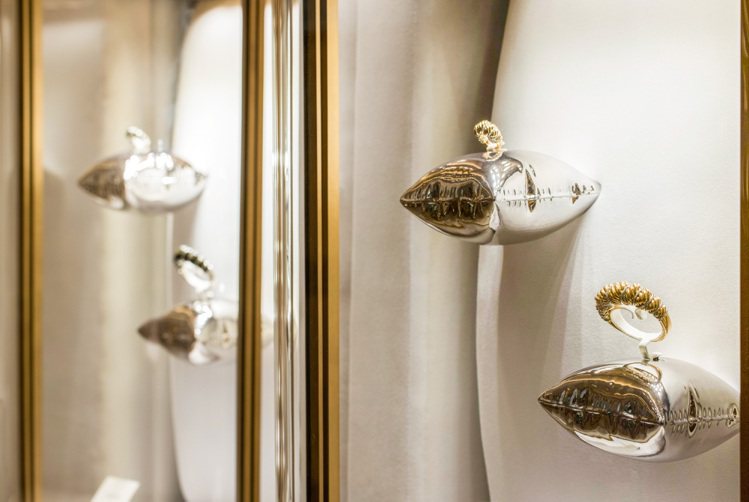 台北101旗艦店內Cartier Libre-Tressage系列珠寶的特殊裝置展櫃照。圖／卡地亞提供