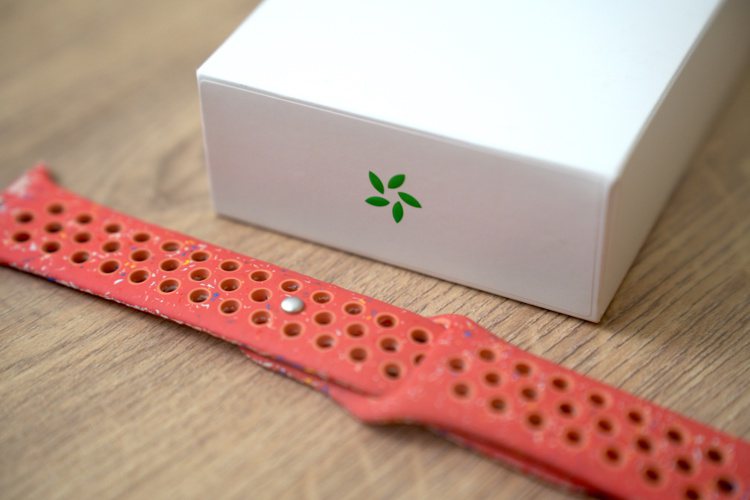 蘋果新款碳中和產品在包裝盒上都會有綠葉符號標示。新款Nike運動型錶帶則是運用來自回收錶帶材料的多彩碎片組合成隨機的圖案，也讓每條錶帶都獨一無二。記者黃筱晴／攝影