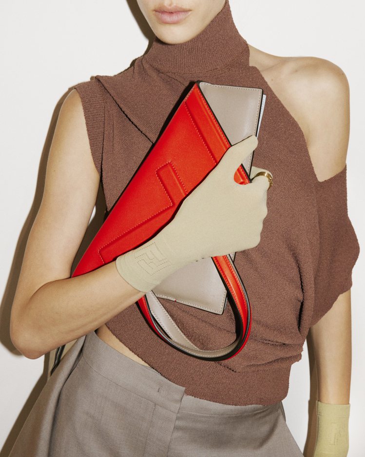 本季推出全新的Flip包款，這是一款可折疊成手拿包的購物袋，上面飾有俏皮的色塊結構。圖／FENDI提供