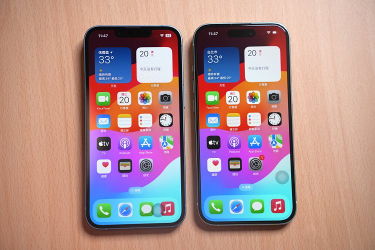 與iPhone 14（左）相比，iPhone 15（右）邊框明顯窄了許多。記者黃筱晴／攝影