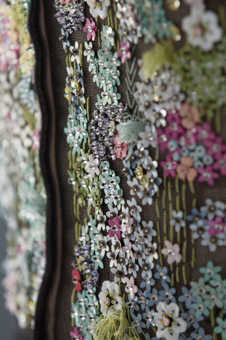 以藍、粉紅與綠色刺繡花朵裝飾為JISOO打造的上衣，向迪奧先生對大自然與植物學的熱情致意。圖／Dior提供