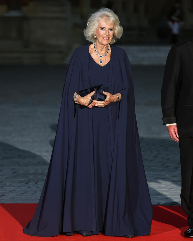 英國王后CAMILLA穿著DIOR獨一無二高級訂製服出席法國國宴。圖／Dior提供