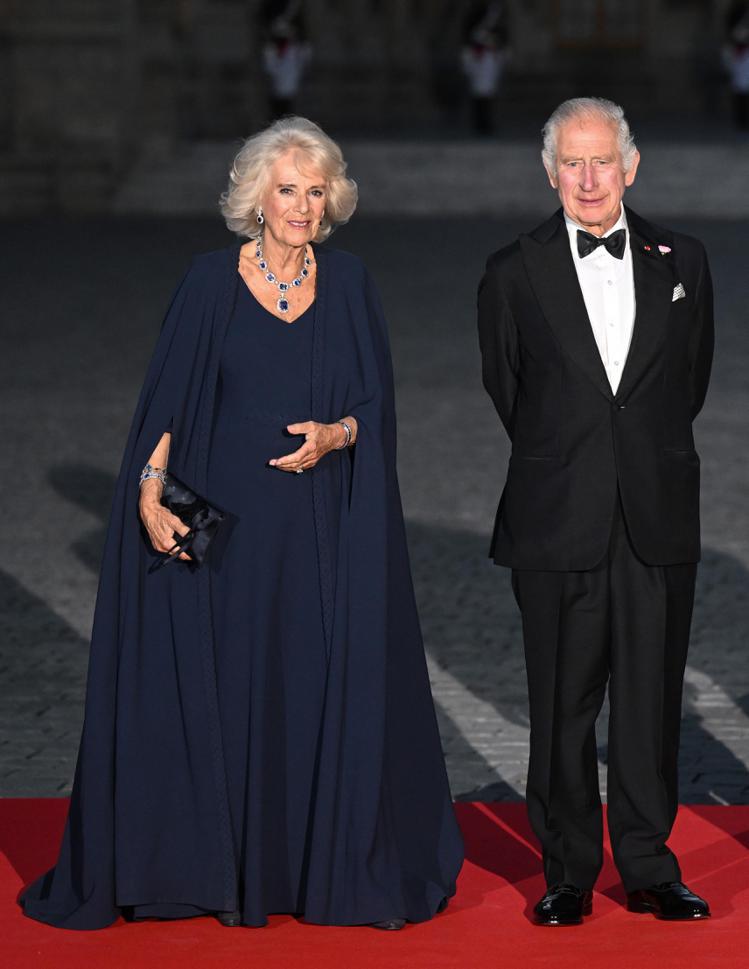 英國王后CAMILLA穿著DIOR獨一無二高級訂製服出席法國國宴。圖／Dior提供