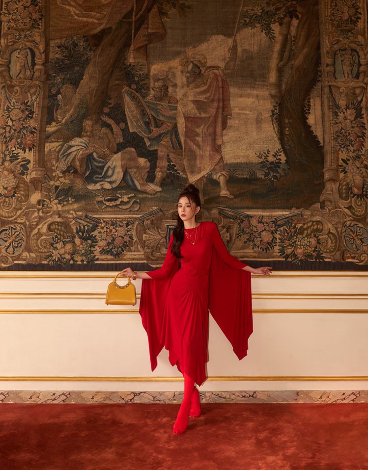 台灣女星邵雨薇出席2024春夏巴黎時裝周，演繹寶格麗BVLGARI ROMA全新包款。圖／寶格麗提供