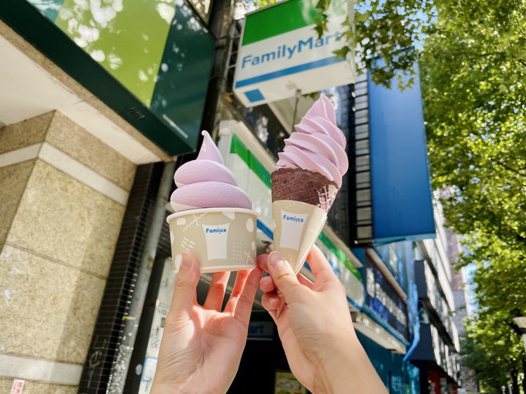 Fami!ce全家霜淇淋自10月4日起推出韓國秋日正當時的「金ㄟ紫薯霜淇淋」。圖／全家便利商店提供