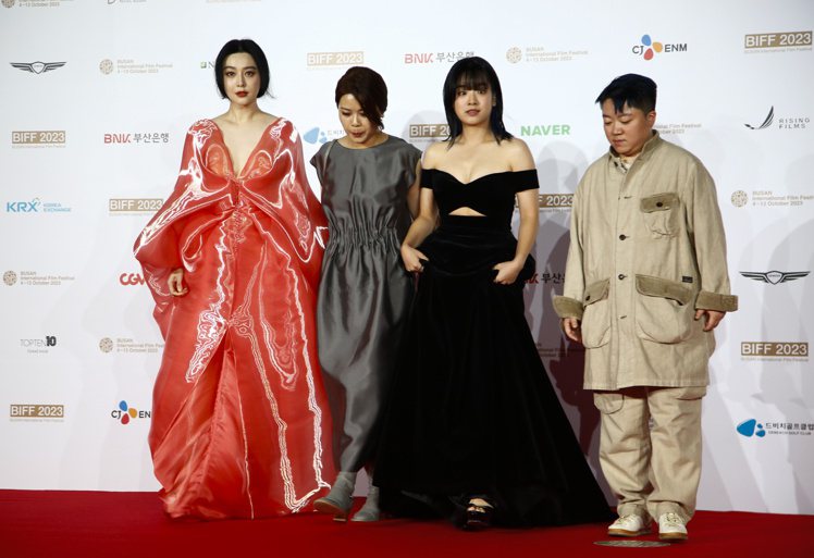 范冰冰(左一)帶著「綠夜」劇組登上釜山影展紅毯。(歐新社)