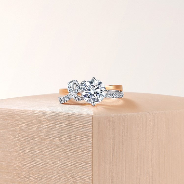 點睛品PROMESSA同心結18K白金玫瑰金鑽石戒指，主石30分，約59,500元起。圖／點睛品提供