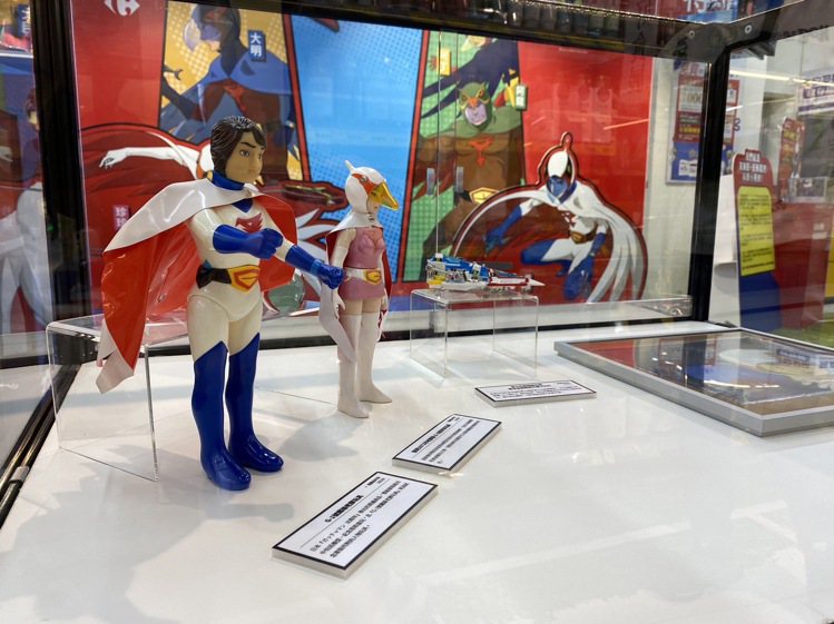 台灣收藏家劉倩如將她收藏已久的17件科學小飛俠經典模型與公仔，特別出借於家樂福桂林店內展出。圖／家樂福提供