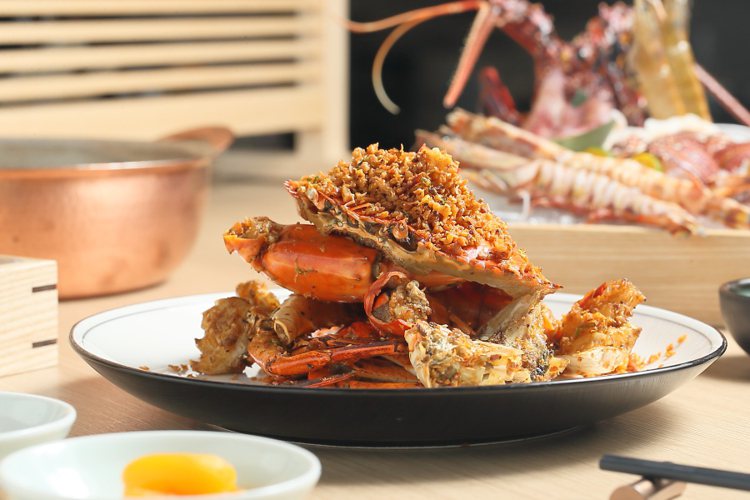 將海鮮食材延伸而成的「避風塘炒蟹」。記者陳睿中／攝影