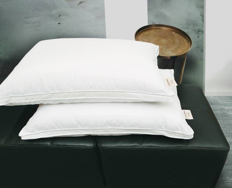 K三層夾心立體羽絨枕 ，原價1對9,000元，周慶特價1對3,800元。圖／日比家族提供
