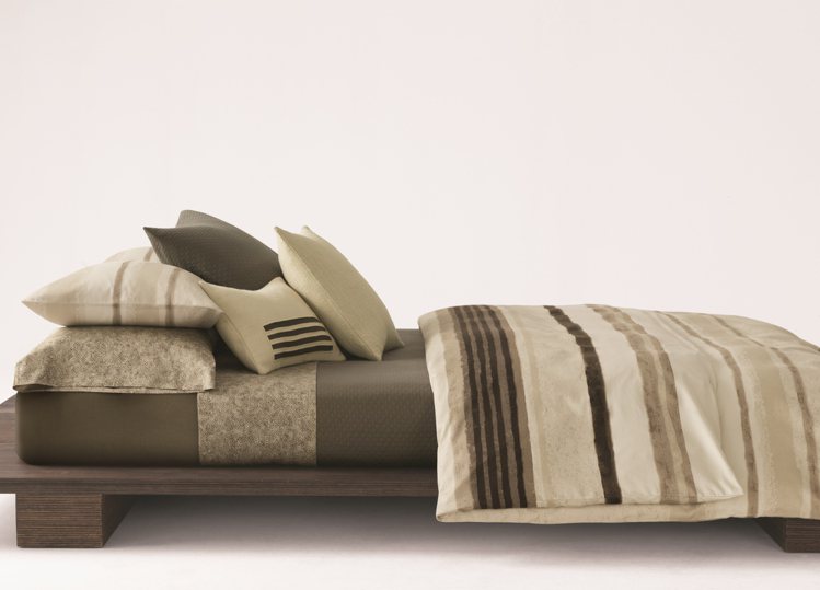CK長纖細棉雙人四件式床組，還搭配一件抗菌防螨冬被，原價31,600元，特價9,800元。圖／日比家族提供
