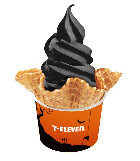 7-ELEVEN自10月23日起陸續於限定門市開賣期間限定霜淇淋，酷黑版「岩鹽牛奶糖風味霜淇淋」酷聖石招牌脆餅杯款售價59元。圖／7-ELEVEN提供