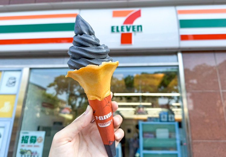 7-ELEVEN自10月23日起陸續於限定門市開賣期間限定霜淇淋，酷黑版「岩鹽牛奶糖風味霜淇淋」一般餅杯款售價49元。圖／7-ELEVEN提供