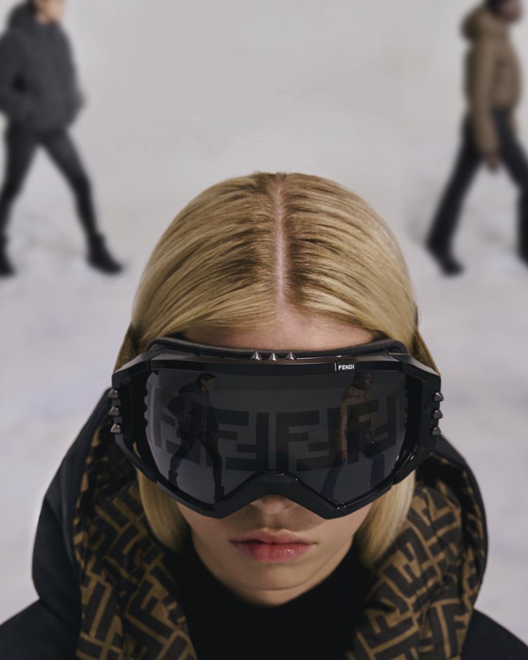 FENDI 2023滑雪配飾如滑雪頭盔、手套和面罩上都有經典FF標誌印花圖案，有白色、無煙煤灰色和經典棕色可供選擇。圖／FENDI提供