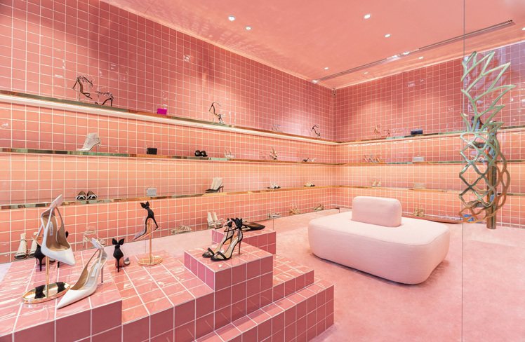 義大利精品鞋履AQUAZZURA在遠百信義A13推出粉紅概念店。圖／遠百提供