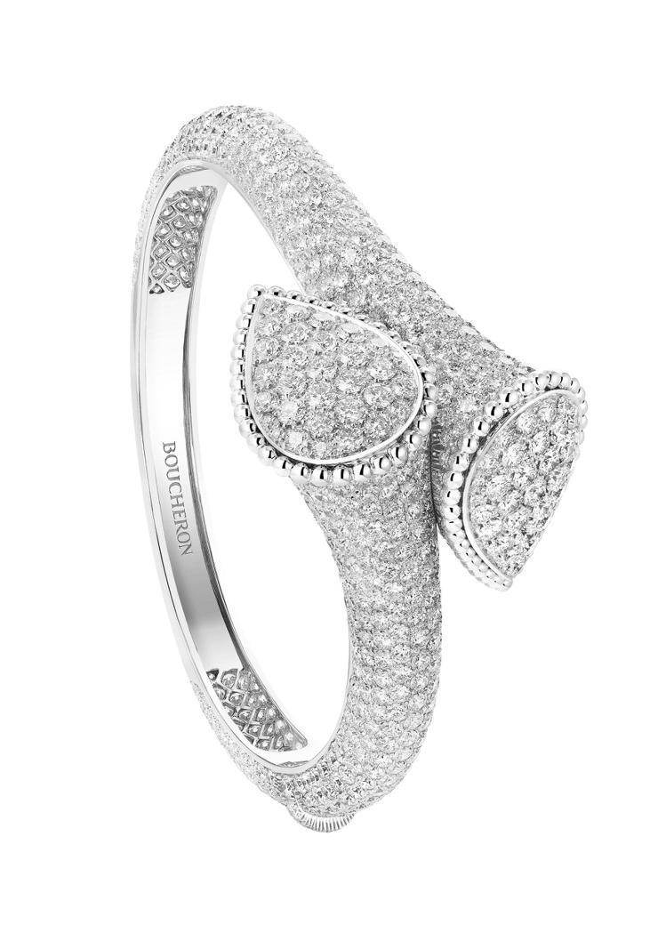 蔡詩芸手上配戴的高級珠寶系列Serpent Bohème手鐲，使用白金750材質鑲嵌鑽石，單價上看486萬元。圖／Boucheron提供