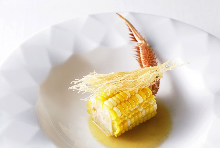 香港米其林三星「Ta Vie旅」招牌菜色「北海道毛蟹、甜玉米、肯瓊醬」。圖/寒居酒店提供