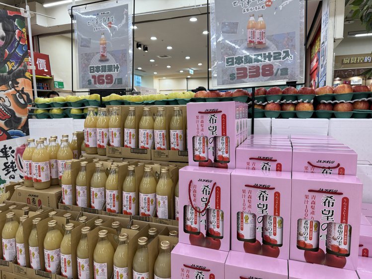 青森希望の雫蘋果汁，每罐1公升特價169元。記者黃筱晴／攝影