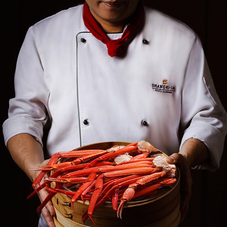 台南遠東香格里拉即日起至11月19日，於蟹肉肥美之際，推出季節限定「金秋‧饕蟹宴」香蟹料理。圖/台南遠東香格里拉提供