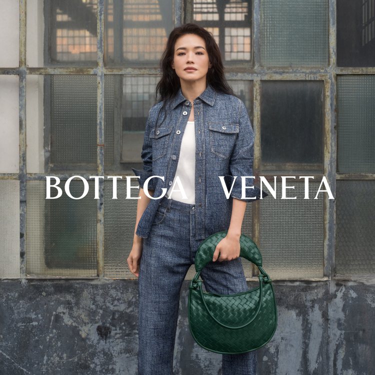 舒淇日前才在九月時出席了Bottega Veneta的米蘭2024夏季大秀，並為今日推出的全新包款Gemelli拍攝形象廣告。圖／Bottega Veneta提供