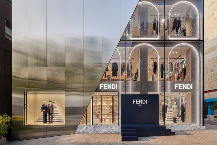 FENDI最新2023-2024冬季限定系列已於全球FENDI精品店上市；此為首爾店舖外觀。圖／FENDI提供