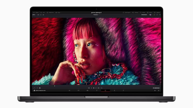 所有MacBook Pro機型均配備Liquid Retina XDR顯示器，在創作和欣賞內容方面具有無與倫比的優勢。圖／蘋果提供