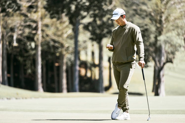 adidas Golf秋冬系列高圓領衫採用COLD.RDY科技，在正面使用柔軟保暖的鋪棉設計，使其成為可適應各種條件的多功能服飾。圖／adidas Golf提供