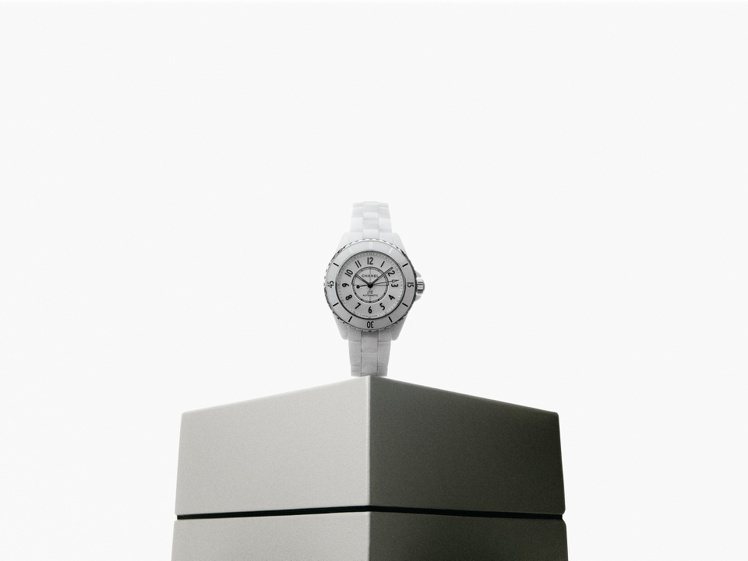 J12腕表，38毫米白色抗磨精密陶瓷搭配精鋼、Caliber 12.1自動上鍊機械機芯，25萬5,000元。圖／香奈兒提供