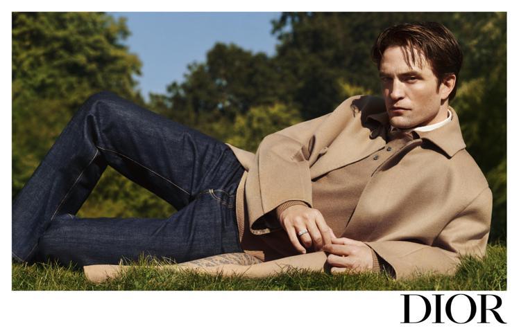 品牌大使羅伯派汀森演繹Dior Icons膠囊系列。圖／Dior提供