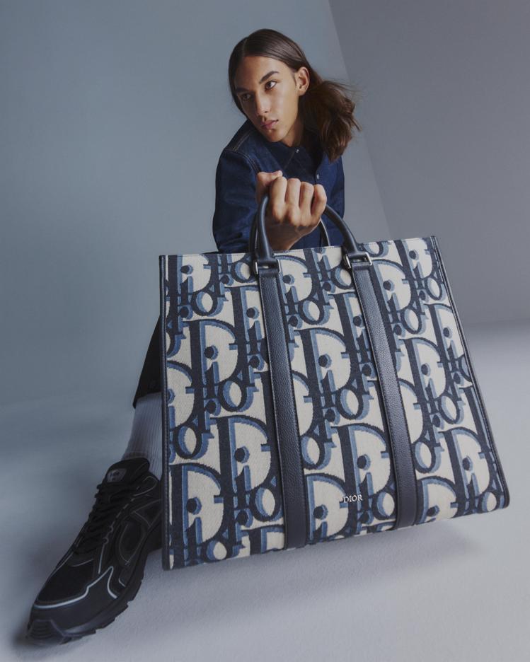 Dior 2024早春男裝系列Maxi Oblique新品。圖／Dior提供