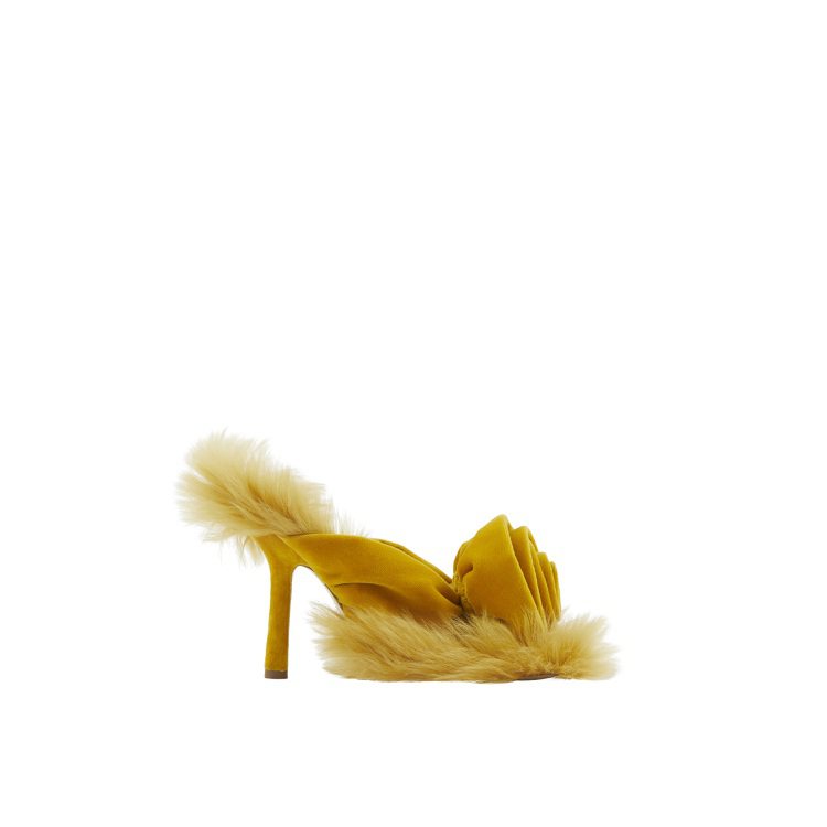 硫黃色毛絨羊皮玫瑰設計涼鞋，41,500元。圖／Burberry提供