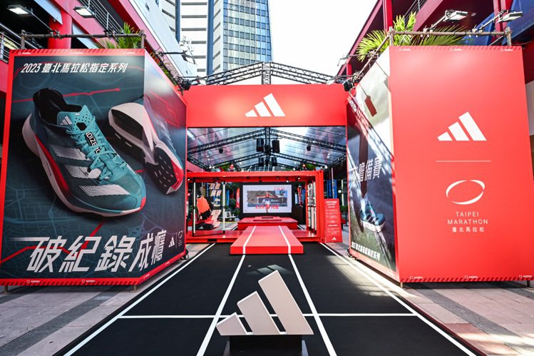 為了迎接被馬拉松跑者視為「期末考」的台北馬拉松到來，adidas自即日起選在信義威秀旁，打造了「ADIZERO RUNBASE飆速跑者基地」。圖／adidas提供