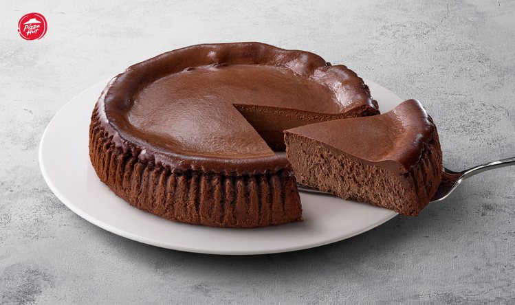必勝客全新「濃心巧克力巴斯克蛋糕」。圖／必勝客提供
