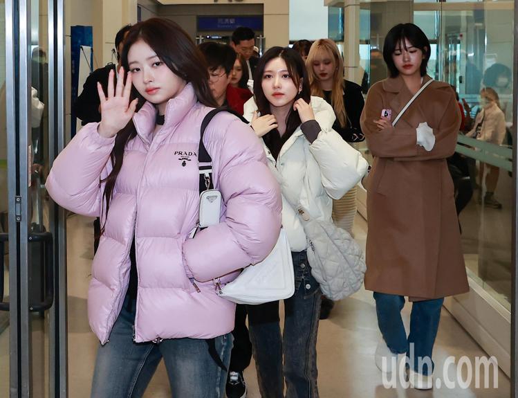 南韓人氣女團IVE今天來台舉辦專輯簽售會，6位成員上午搭機抵達桃園機場，Rei（左）步出候機室時向粉絲及媒體揮手。記者黃仲明／攝影