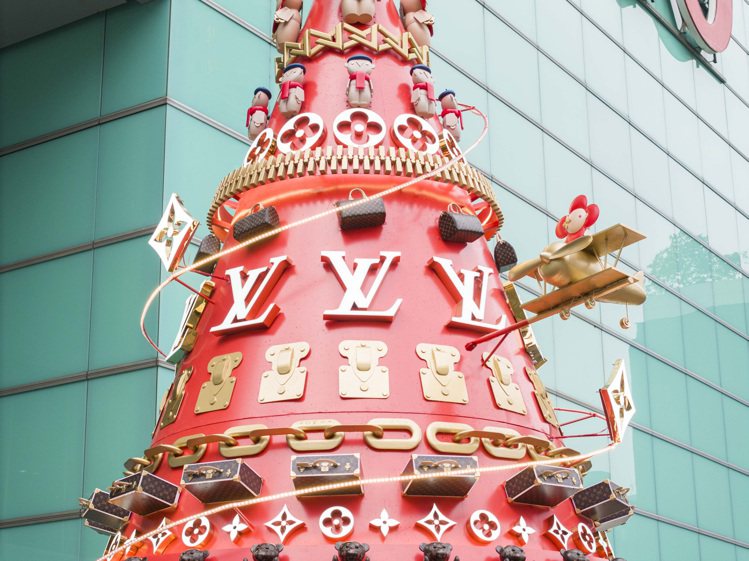 路易威登自即日起至2024年1月3日，在台北SOGO復興店擺設台灣首座LV耶誕樹。圖／路易威登提供