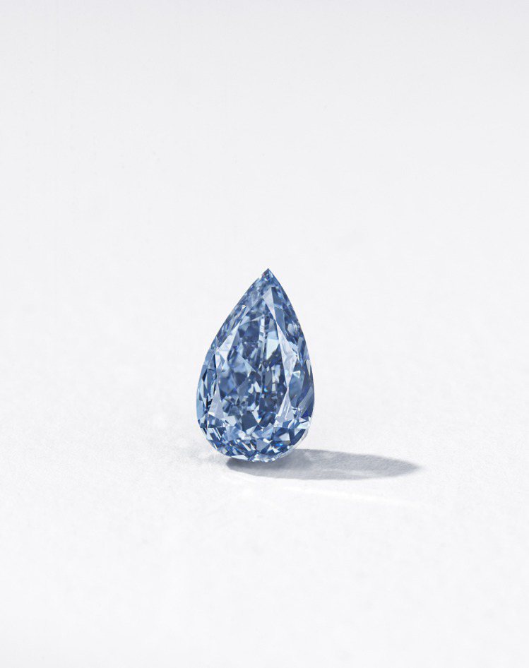 3.51克拉梨形艷彩藍色VS2鑽石，成交價5,022萬7,000港元。圖／佳士得提供