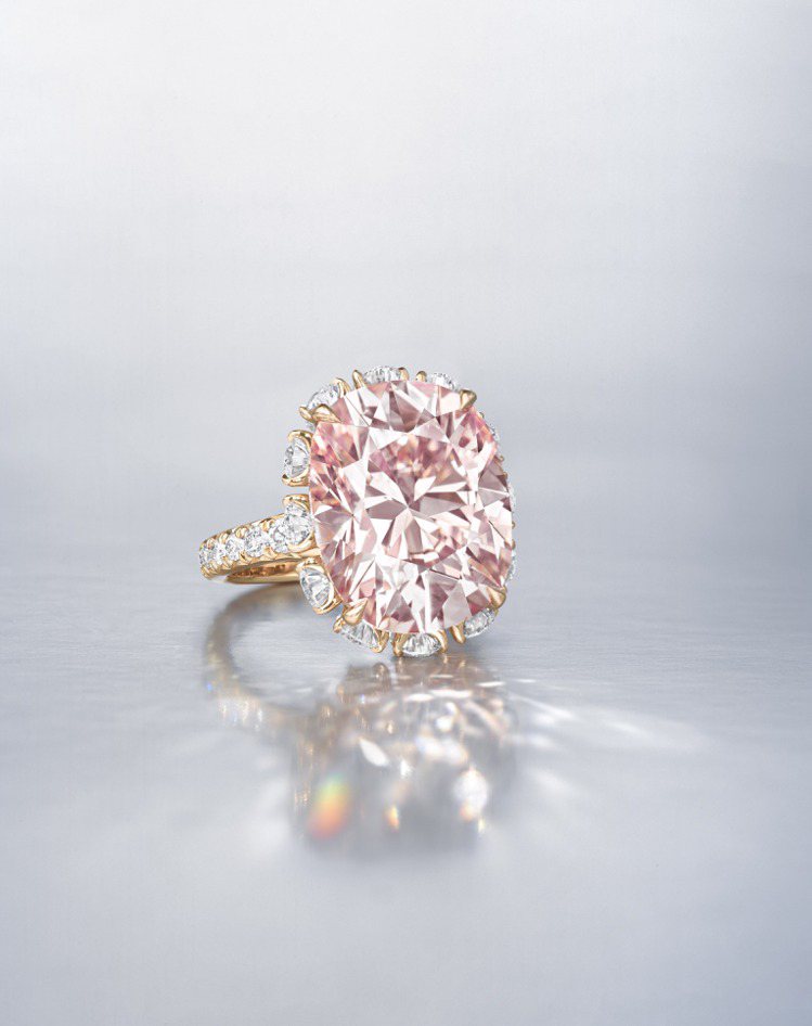 佳士得秋拍瑰麗珠寶領拍珍品為拍賣史上最碩大內部無瑕的濃彩粉紅鑽石「THE PINK SUPREME」，為一重達15.48克拉內部無瑕的濃彩粉紅鑽石，成交價8,387萬5,000港元。圖／佳士得提供
