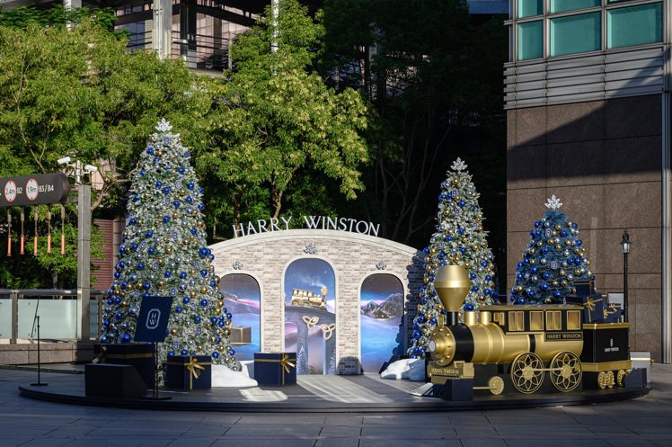 位於台北101購物中心信義路入口的Winston Express溫斯頓聖誕快車，白晝黑夜都展現出閃耀風格。圖／海瑞溫斯頓提供
