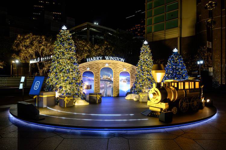Winston Express溫斯頓聖誕快車已在台北101購物中心信義路入口「開車」，可免費入場、取景拍攝。圖／海瑞溫斯頓提供
