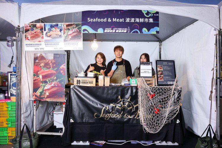 「Seafood & Meat波波海鮮市集」是每年500趴固定「鐵咖」，今年品牌並帶來年度新品「萬惡波隆那肉醬龍蝦堡」。圖／500輯攝影團隊提供。