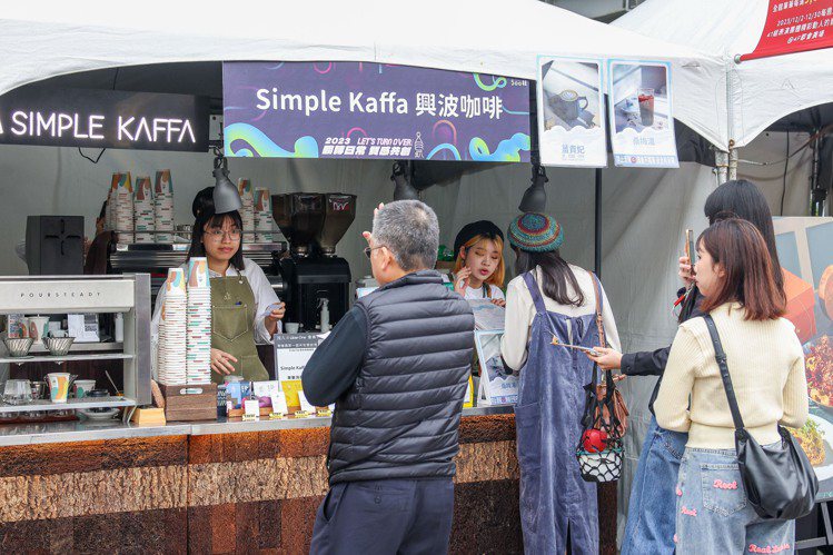 Simple Kaffa興波咖啡特別帶來兩款500趴限定創意咖啡：「薑貴妃」與一款含酒精的「桑梅湯」。圖／500輯攝影團隊提供
