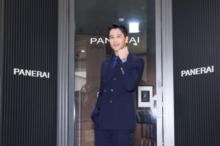 一身深藍色雙排扣西裝的胡宇威，出席了PANERAI台北101專賣店的重新開幕。記者吳致碩／攝影