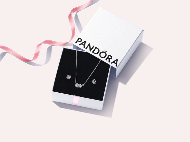 璀璨星月項鍊耳環套組，原價4,460元，特惠價3,980元。圖／Pandora提供